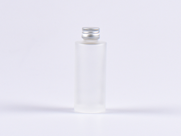 kosmetikflasche-aluminium-deckel-glas-mattiert